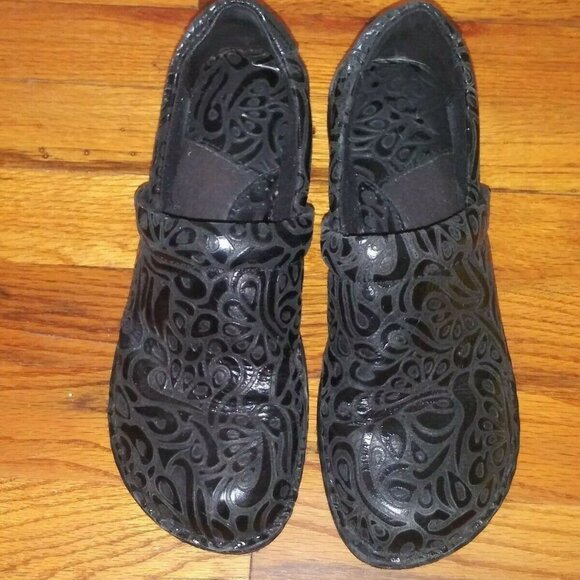 BOC Born Concept Clogs Embossed Paisley print LEATHER Nursing Shoes 38.5 USA 8.5 - Picture 1 of 8